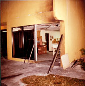 第三次爆炸中迈阿密总部的大门口被炸毁。