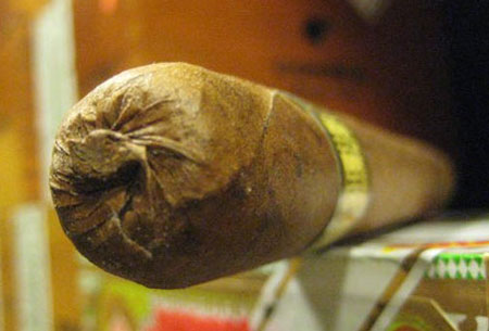 千里达雪茄有着典型的猪尾帽子
