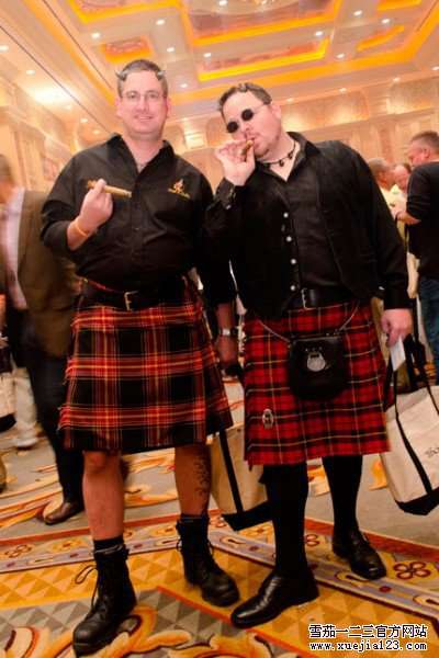 杰德和戴维比彻姆，从苏格兰飞来穿着短裙和恶魔角享受雪茄派对