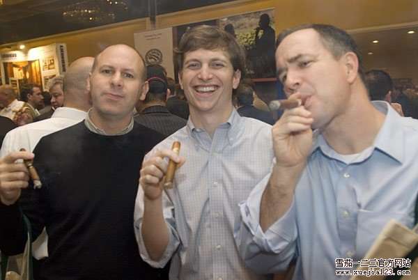 雪茄带给你享受的笑容，从左到右，斯塔里斯古尔德，格雷戈和乔恩舒尔茨