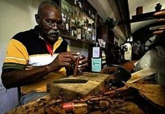 古巴老翁卷世界最长雪茄 欲四创吉尼斯纪录