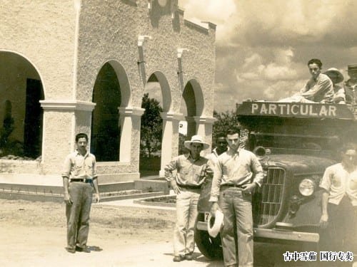 唐·西斯托·普拉森西亚 (Don Sixto Plasencia) 在古巴埃尔科罗哈尔皮纳尔德尔里奥 (el corojal pinar del Rio) 的卡车前