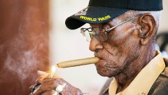 美国最年长的雪茄爱好者理查德·奥弗顿 (Richard Overton) 去世，享年 112 岁